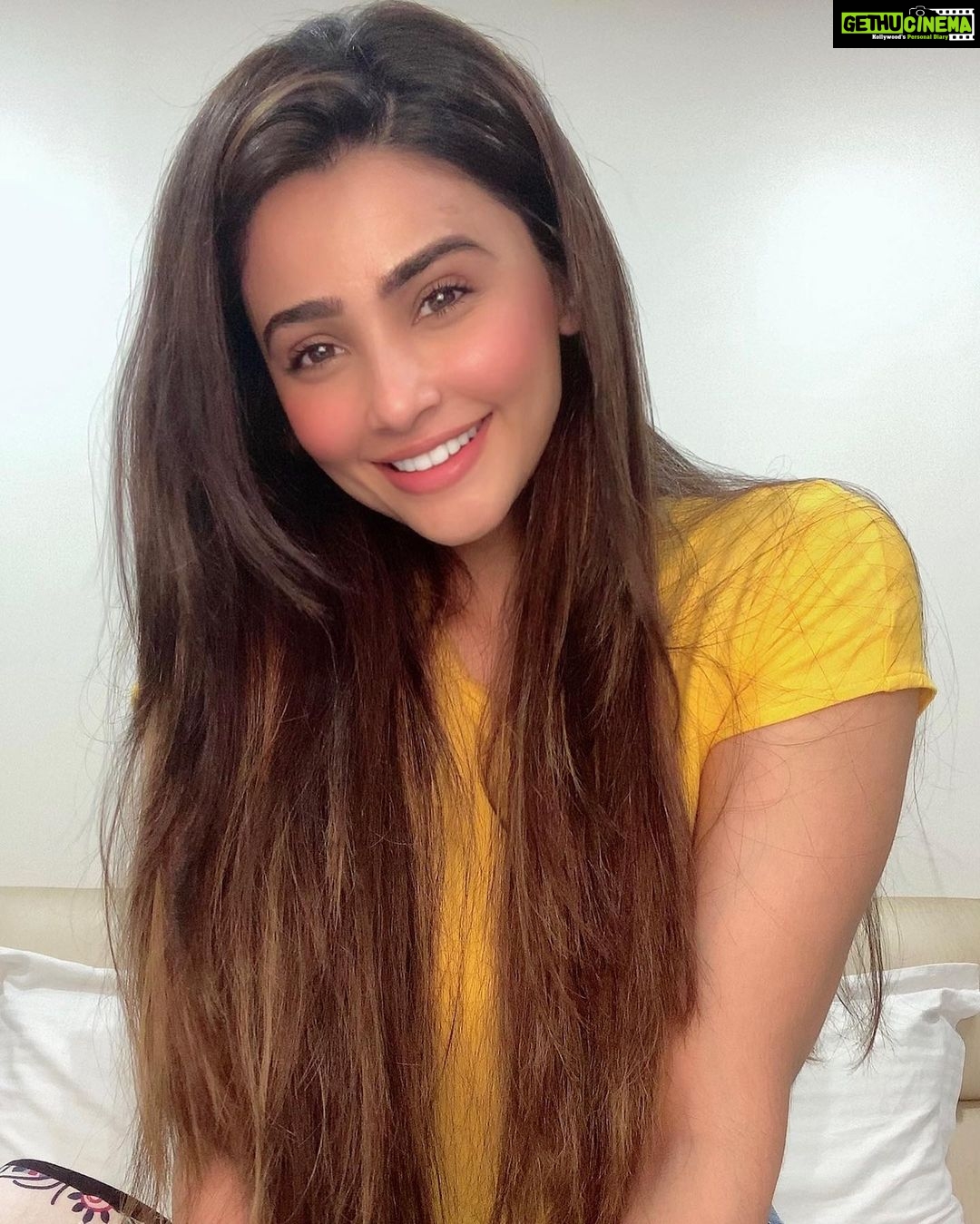 Daisy Shah Instagram - 365 days to create your own happiness! HAPPY NEW YEAR 💫 . . . #daisyshah #welcome2021 P.s. Always stay true to your authentic self. 😇❤️