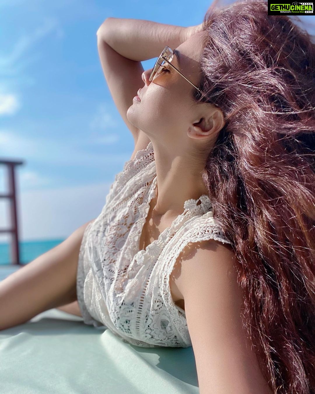 Daisy Shah Instagram - Take every chance. Drop every fear. π . . . @grandparkkodhipparu @oneaboveglobal @travelwithjourneylabel . . . #daisyshah #grandparkkodhipparu #grandparkkodhipparumaldives #makingmomentsintime #discoverparadise #oneaboveholidays #journeylabel #travelwithjourneylabel #youarespecial Grand Park Kodhipparu, Maldives