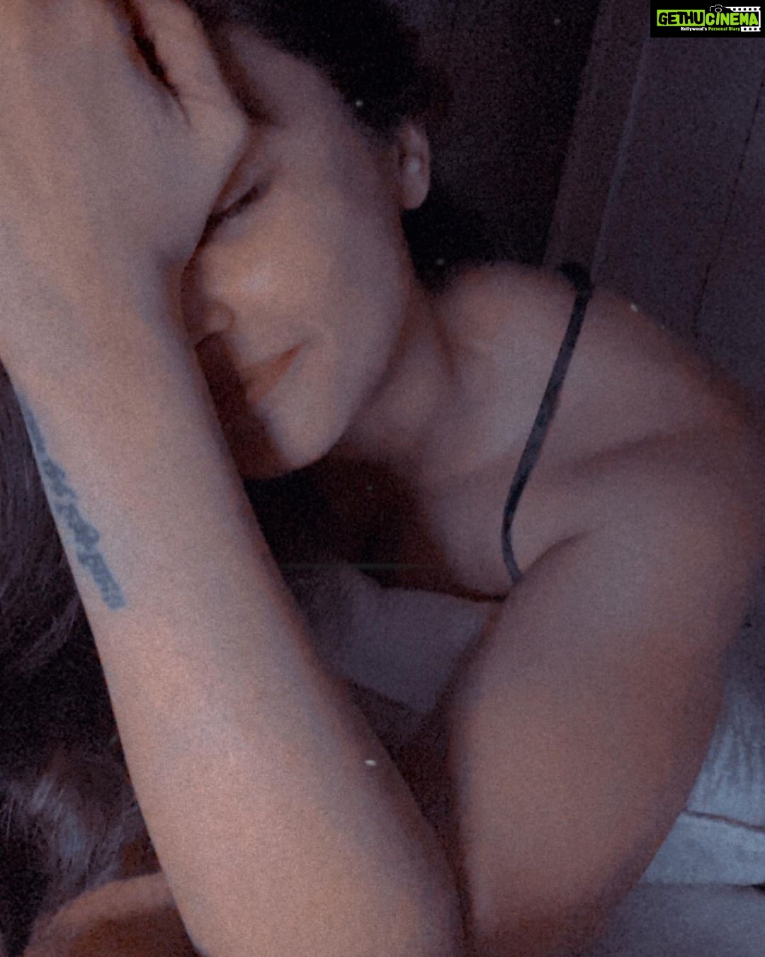 Daisy Shah Instagram - Mood for the next 3 days 😴. Sochne mei kya jaata hai!!! Hai na? . . . . #weekendready #expectations #daisyshah