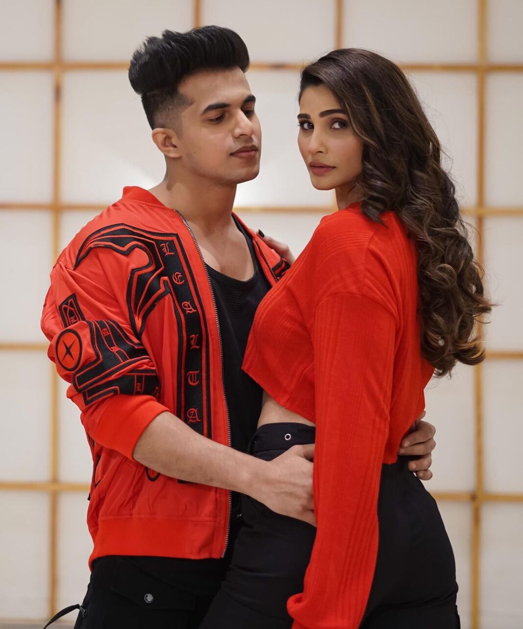 Daisy Shah Instagram - Yes you guys guessed it right Se Te Nota It is W/ @aadilkhann 🕺🏻❤️ Video is out for premier Tom 1pm link in bio .... Go & click on the reminder button to watch it first ❤️ . . #aadilkhanchoreography #setenota #lelepons #guaynaa #dance #aadilkhan #daisyshah