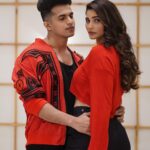 Daisy Shah Instagram – Yes you guys guessed it right Se Te Nota It is W/ @aadilkhann 🕺🏻❤️Video is out for premier Tom 1pm  link in bio ….Go & click on the reminder button to watch it first ❤️..#aadilkhanchoreography #setenota #lelepons #guaynaa #dance #aadilkhan #daisyshah