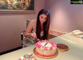 Daisy Shah Instagram - I wanna take a moment to thank all my friends, family and last but not the least my lovely fans who wished me on my birthday ..! Thank you everyone from the bottom of my heart. It feels great and blessed to know I am surrounded by such amazing people. Technically it's not possible to reply each one of you but I have read all your beautiful messages and wishes and every single birthday wish was special to me You guys really made my day! #blessed 😇