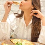 Daisy Shah Instagram – Love at first bite 🍕❤️ #PizzaDay #InternationalPizzaDay #Pizza