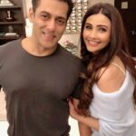 Daisy Shah Instagram - Wish you lots of love & happiness on this day! Happy Birthday @beingsalmankhan. ❤🥳🎂