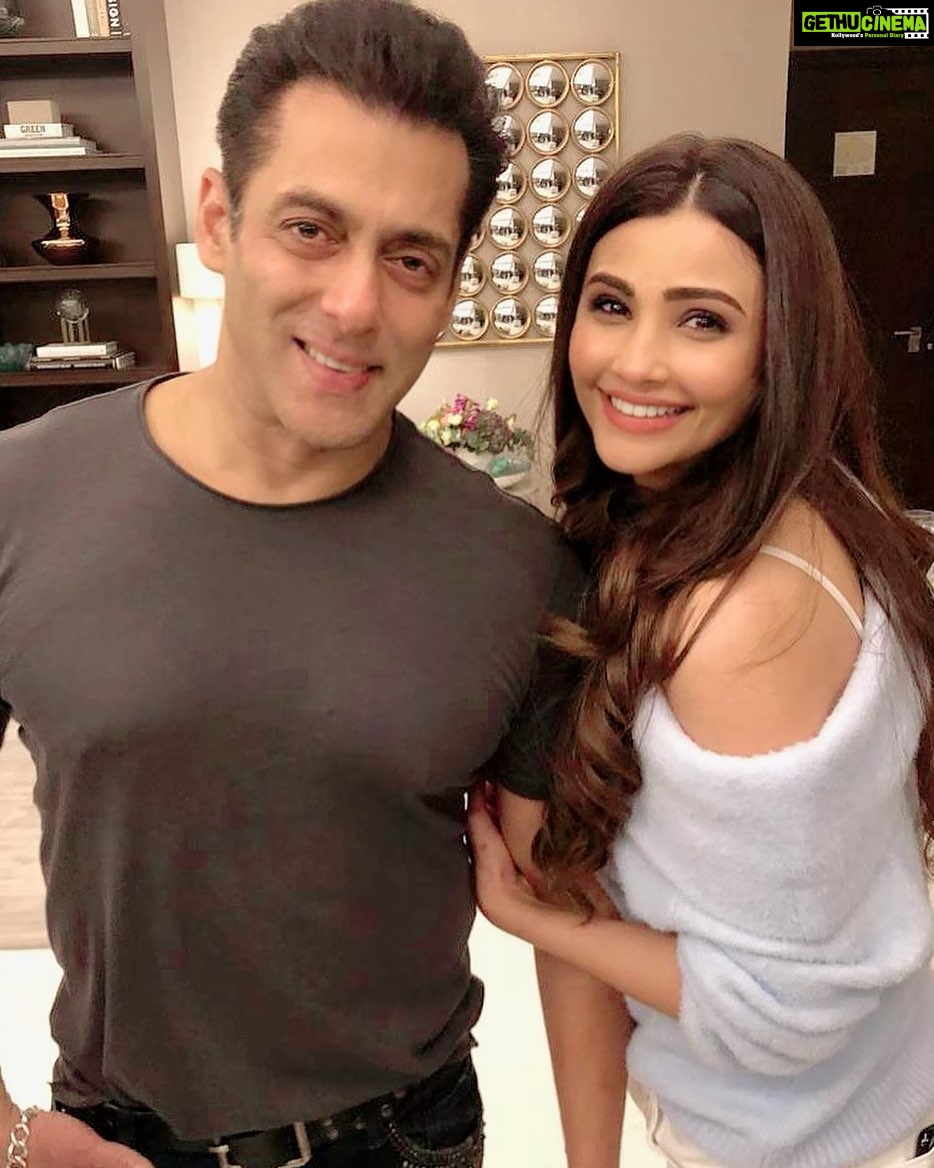 Daisy Shah - 140K Likes - Most Liked Instagram Photos