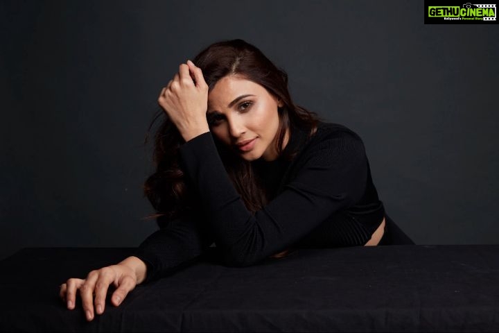Daisy Shah Instagram - Flexing your facial muscles be like... πππβΊππππ #PicturesComingSoon