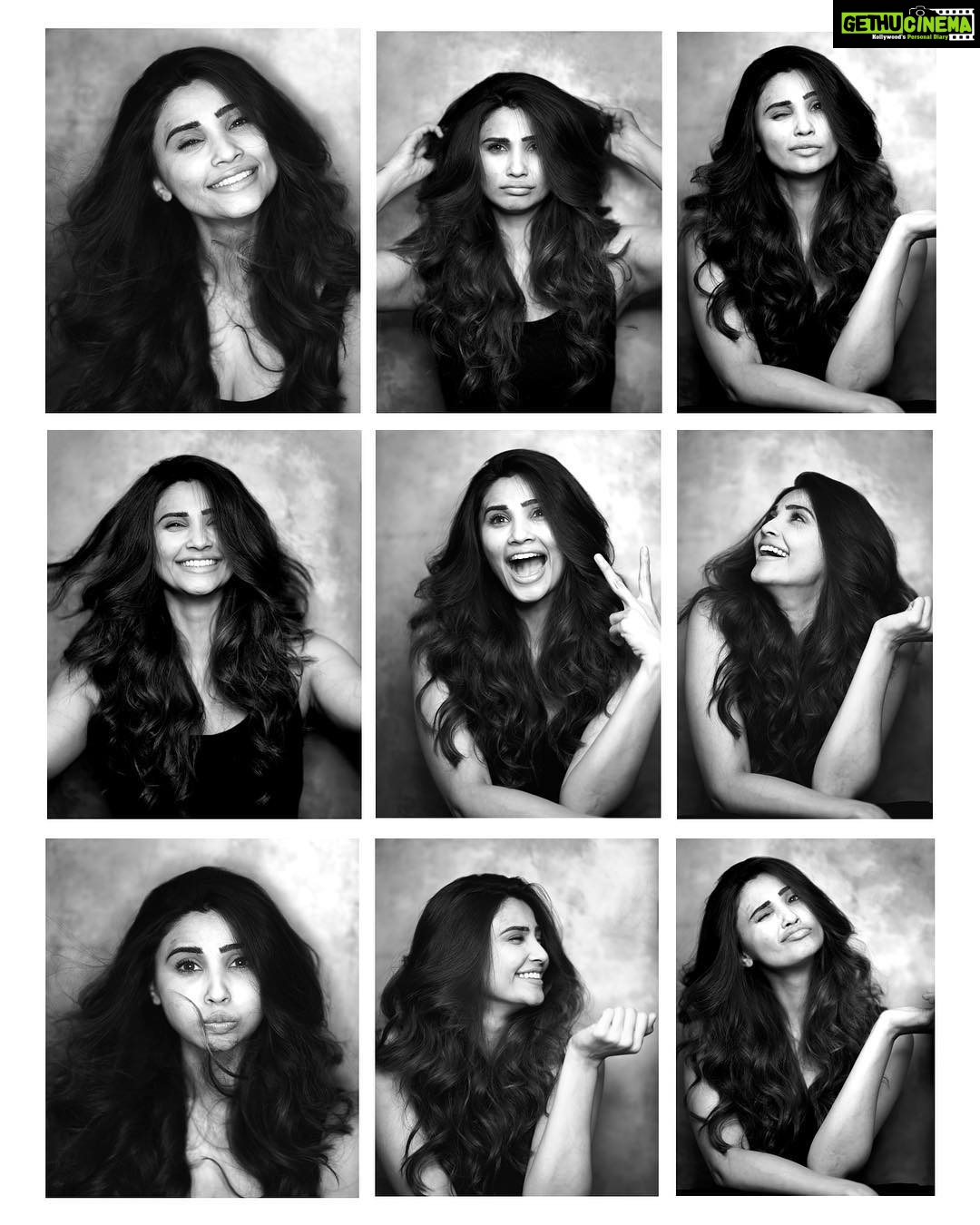 Daisy Shah Instagram - I've got that Friday feeling #goofymuch👻