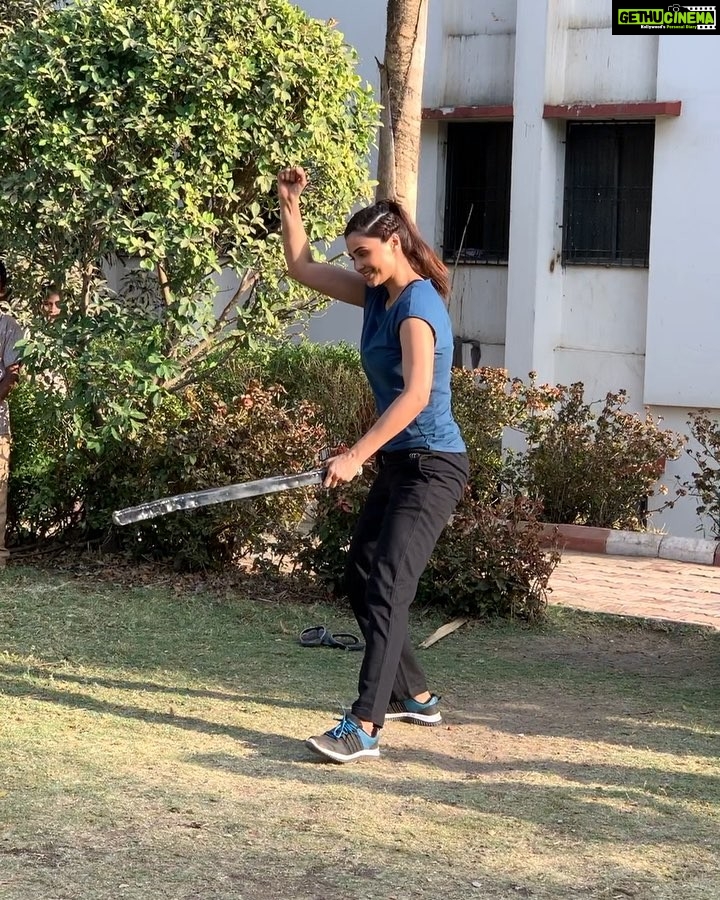 Daisy Shah Instagram - Playing with these kids at the #vatsalyaorphanage clearly was 1 of the most amazing things that happened. P.s I feel I have (not) mastered this game!!! π€£π#cricketorbaseball #justwannahavefun Vatsalyadham