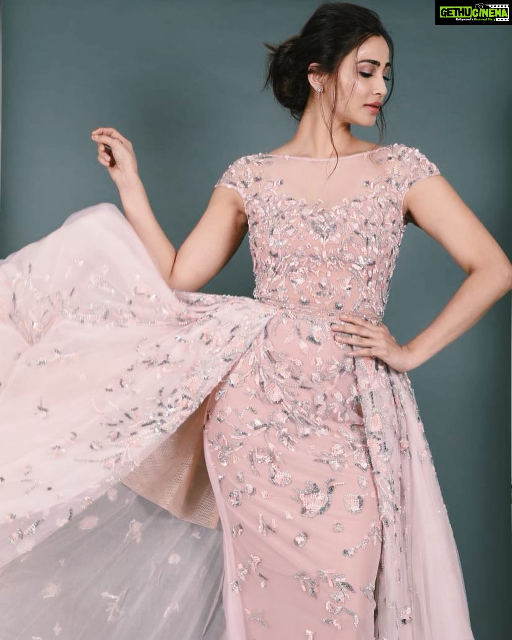 Daisy Shah Instagram - #NFBA2019 Styled by @trishadjani 👗 @ohailakhanofficial HMU @makeupbytwinkledhariya