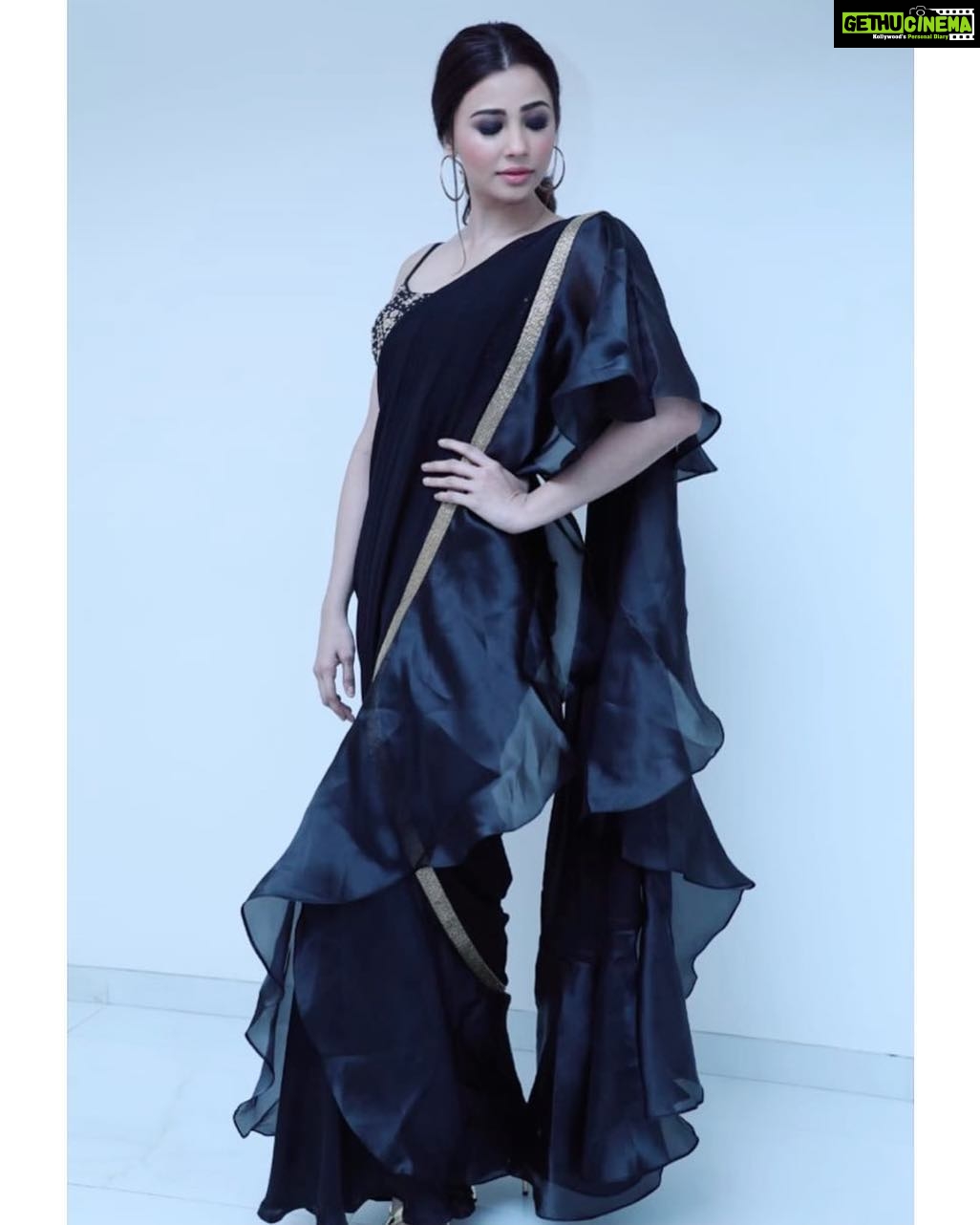 Daisy Shah Instagram - 🖤 Styled by @trishadjani Mua @vinod1405 Hair @ritikahairstylist
