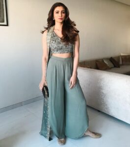 Daisy Shah Instagram - Family scenes! #bhaikiengagement💍 Styled by @trishadjani in @labelsanyagulati Jutti @labellefilleofficial MUA @vinod1405