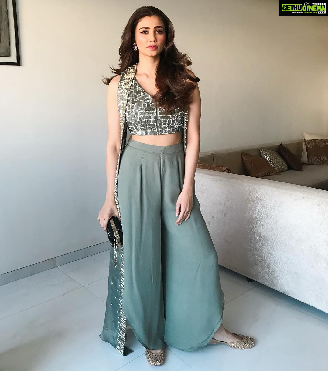 Daisy Shah Instagram - Family scenes! #bhaikiengagementš Styled by @trishadjani in @labelsanyagulati Jutti @labellefilleofficial MUA @vinod1405
