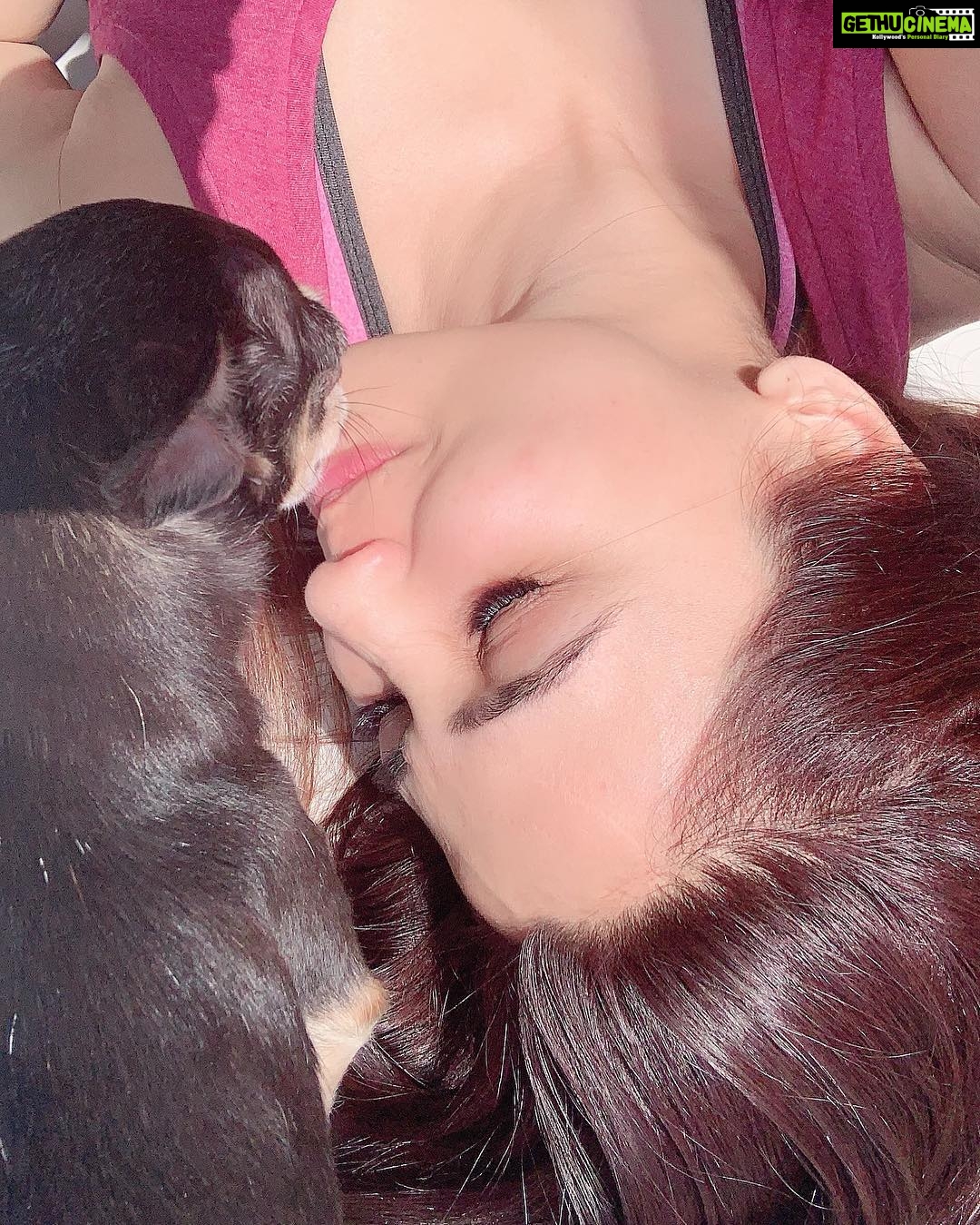 Daisy Shah Instagram - Did u just turn ur phone upside down?! #sundayness💕