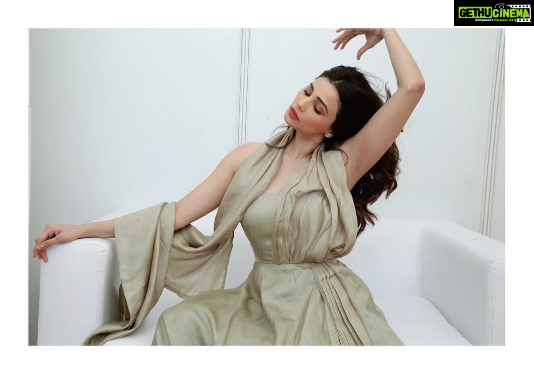 Daisy Shah Instagram - Life is short. Make each hair flip FABULOUS 💁🏻♀️ #sundayvibes