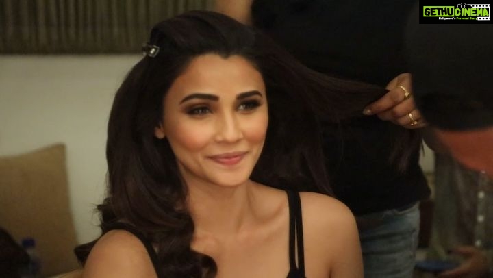 Daisy Shah Instagram - Hair ✅ Makeup ✅ Outfit ✅ Performance 💯 Last night at the Annual Mumbai Police Show - Umang. #umang2019