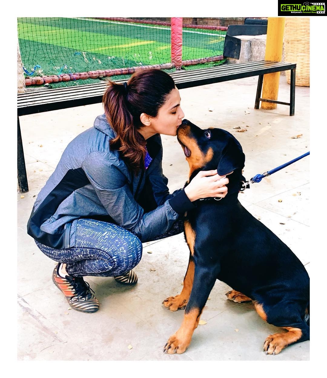 Daisy Shah Instagram - Morning kisses 😘 Bandra Kurla Complex
