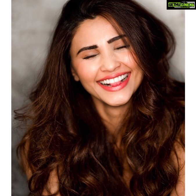 Daisy Shah Instagram - Smiles are contagious.. Be a carrier. #sundayfeels 🤗