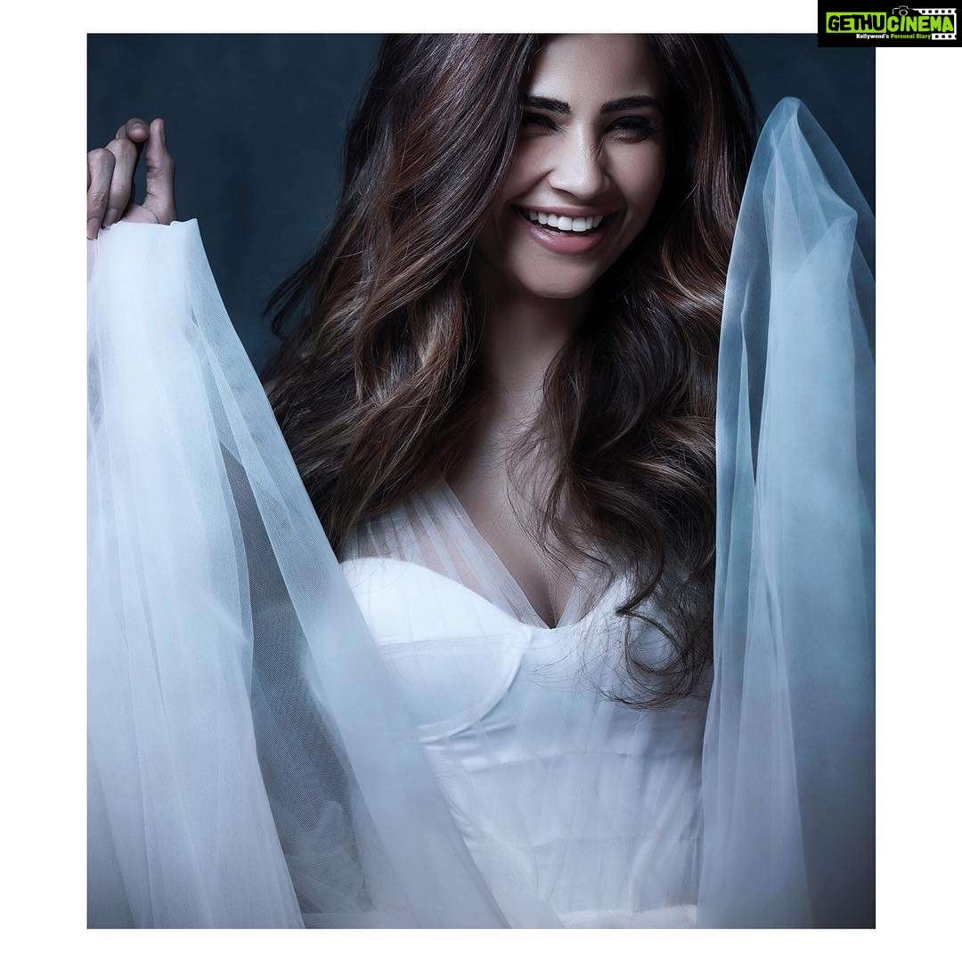 Daisy Shah Instagram - Bcoz we don't need a reason to b happy! 😇🌈 #choosetoshine✨ #happyvibesonly