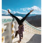 Daisy Shah Instagram – Yeh Leh-jiye Ladakh mei handstand! #fitnesslife #happyme 🤸🏻‍♀️ Leh Ladakh – The Land of High Passes