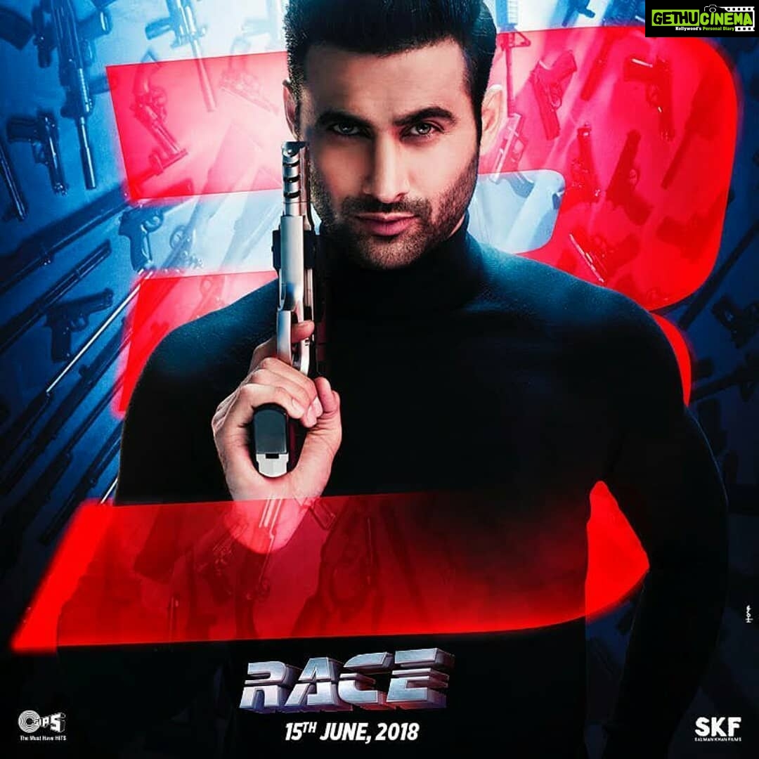 Daisy Shah Instagram - As bad as you can imagine! @freddy_daruwala #Race3ThisEid #Race3 #Repost: @beingsalmankhan ··· “ Rana: Bad is an understatement . #Race3 #Race3ThisEid @Freddy_daruwala @skfilmsofficial @Tips ”
