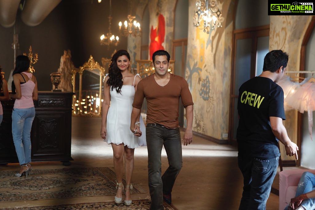 Daisy Shah Instagram - Celebrating 4 years of Jai Ho ππΎ From being nervous at the thought of acting with @beingsalmankhan to the super fun times on set! Jai Ho will always be in my books of golden memories. #4YearsOfJaiHo #JaiHo