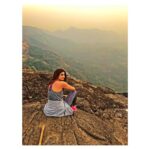 Daisy Shah Instagram – Each fresh peak ascended teaches something- Martin Convay #natureattraction #trekkingtrip 🌄