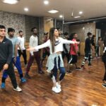 Daisy Shah Instagram - Take more chances.. dance more dances💃🏻 #DabanggTourDelhi #DanceRehearsals