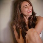 Daisy Shah Instagram – Wisdom comes in all shapes and forms, Laughter is best way to weather a storm. 
.
.
.
#daisyshah #livelovelaugh #stopbeingsoserious