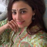 Daisy Shah Instagram - Eid Mubarak 🌙💚🤲 May the gift of Faith, The blessing of Hope, N Peace & Love of Allah always be with us. . . . #daisyshah #eidulfitr ##allahkirehmat #livelovelaugh