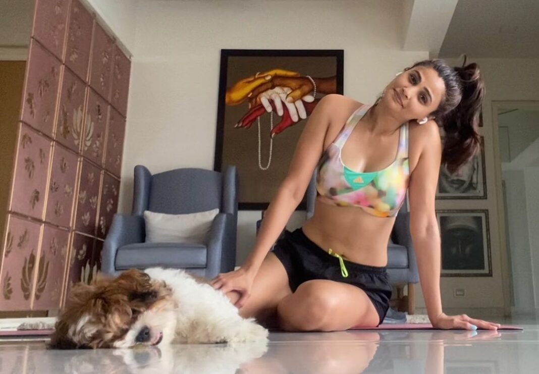 Daisy Shah Instagram - Does Monday Blues really count under a lockdown??? 🤔🧐 @theoshahofficial be like ‘nope!not today’ . . . #daisyshah #lockdown2 #stayhome #livelovelaugh