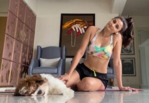 Daisy Shah Instagram - Does Monday Blues really count under a lockdown??? 🤔🧐 @theoshahofficial be like ‘nope!not today’ . . . #daisyshah #lockdown2 #stayhome #livelovelaugh