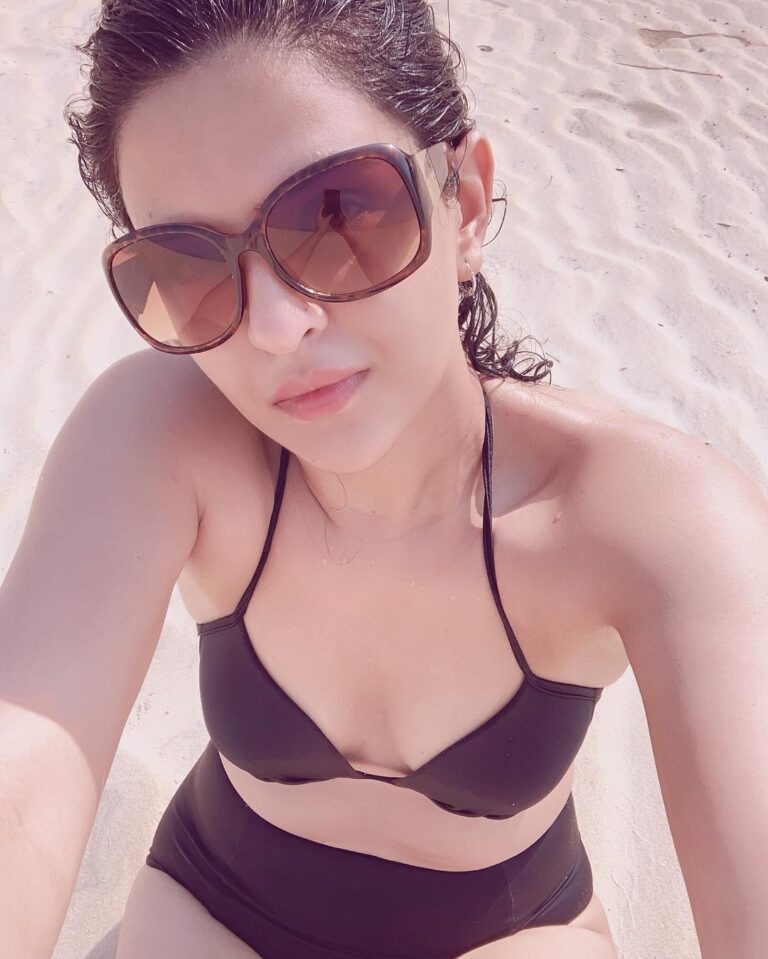 Deeksha Seth Instagram - Cavelossim Beach