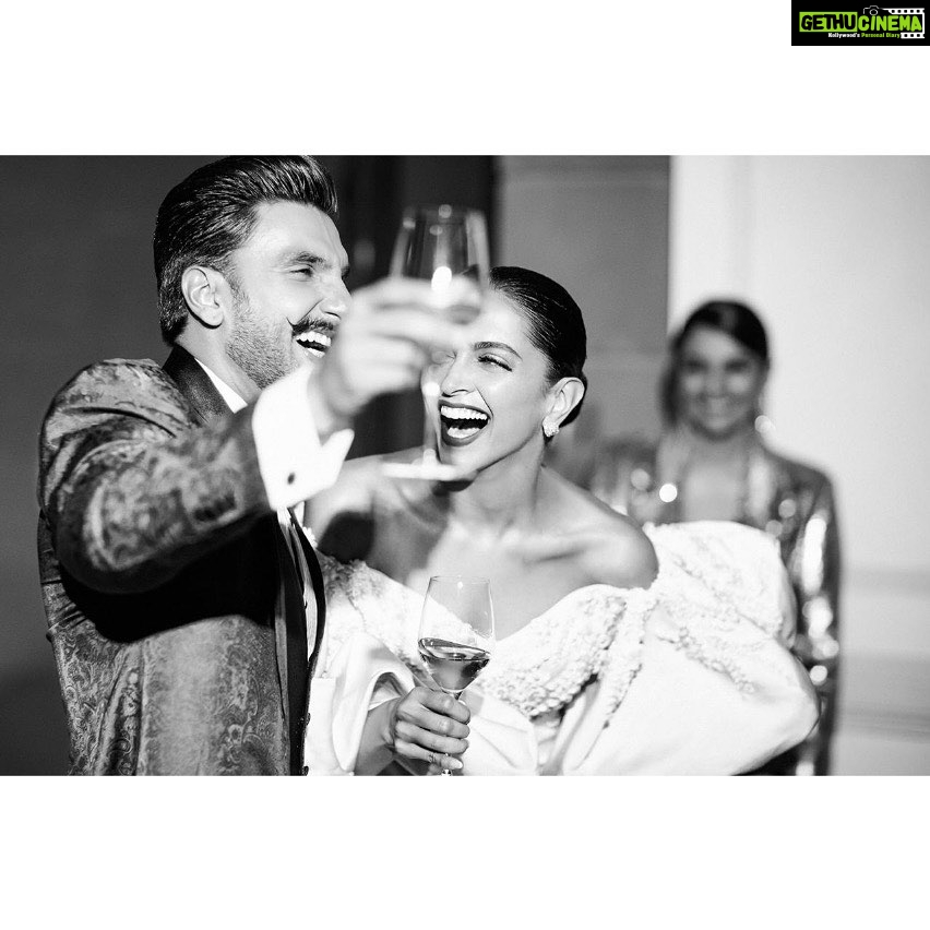 Deepika Padukone - 3.2 Million Likes - The light of my life.The centre of my universe.I wish you good health and peace of mind in abundance.As for the rest, I’ll tell you in person!😉
I Love You!❤️ #happybirthday