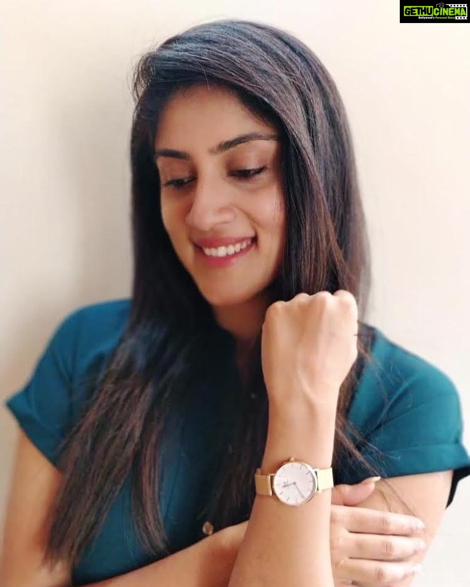 Dhanya Balakrishna Instagram - Minimalism equals to perfection! Daniel Wellington's timepiece is suitable for every special occasion✨ In love with this bigger dial 36 mm unisex mesh watch. Plus, use my code DHANYAB to get an additional 15% off on the DW website/danielwellington.com #danielwellington