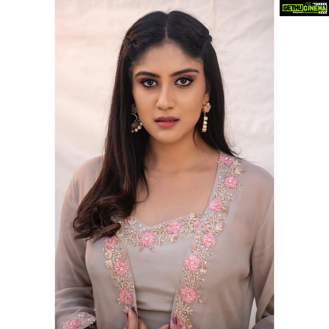 Dhanya Balakrishna Instagram - ‘Marble Dust’ Outfit : @anjum.azeez Accessories: @the_emerald_store_ l photography 📸: @sandeep.mv Styling: @papapants MUA : @manju_makeover