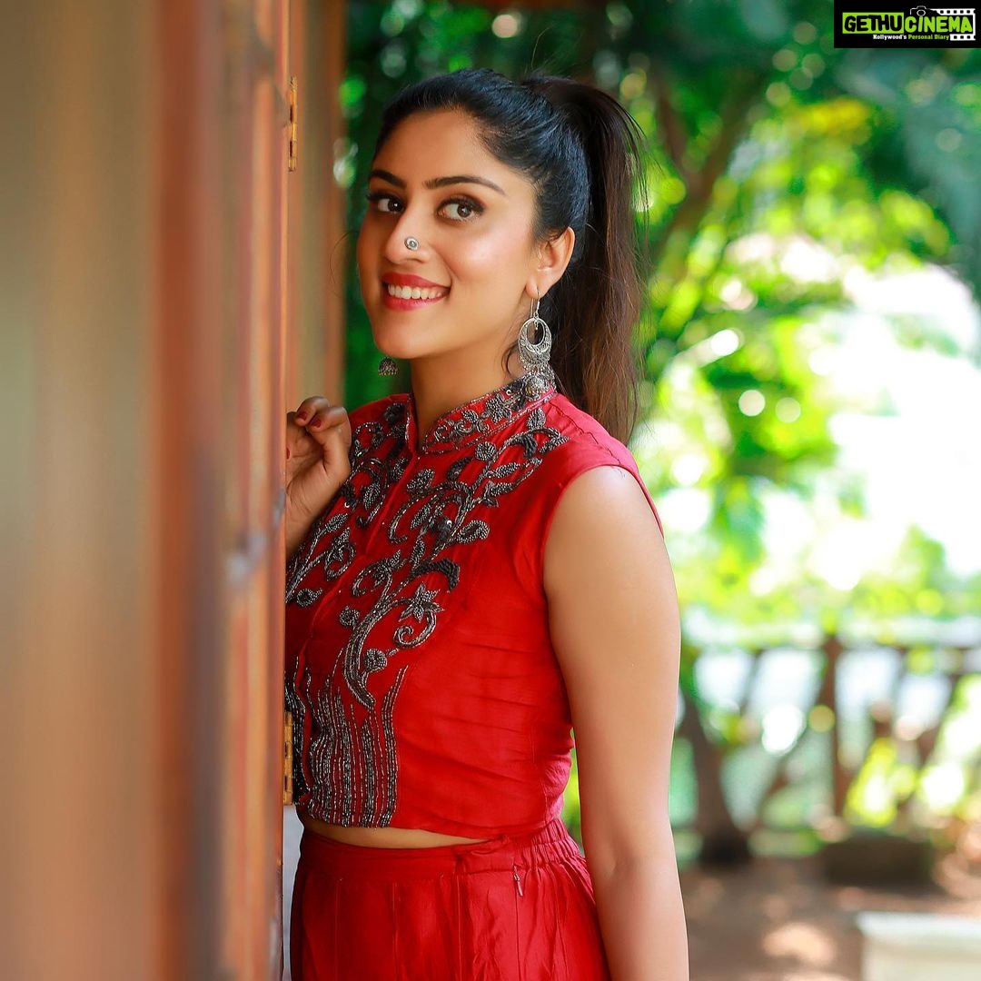 Dhanya Balakrishna Instagram - ❤️⭐️🌟💫 #instadaily #southindianactress #smiles #happiness outfit : @dona_design_story Make up : @sudhakar4628 📸 @anijajalan_photography