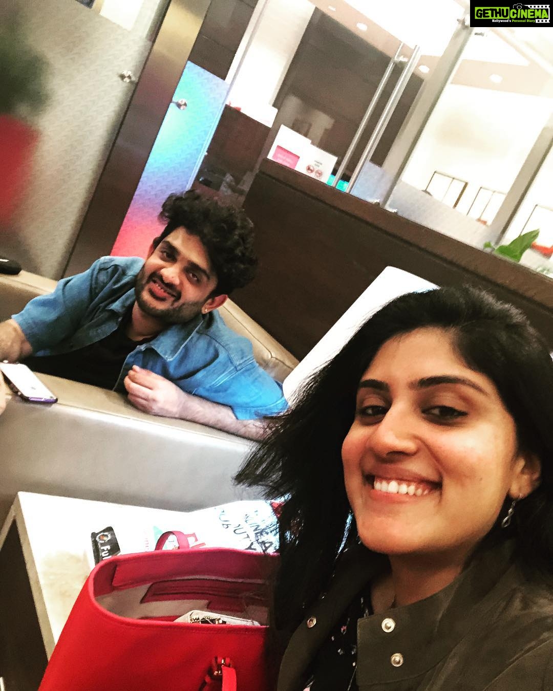 Dhanya Balakrishna Instagram - Look who’s traveling with me tonight 😬😬 buoy who can make anything sound like a masterpiece! @sidsriram 🤗🤗 u r a genius!! #sidsriramfc