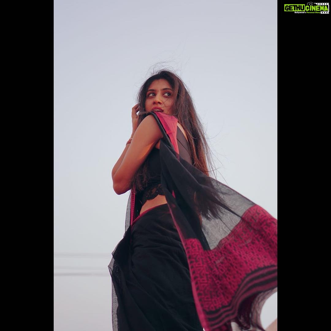 Dhanya Balakrishna Instagram - Sky is no longer your limit!! Thank you for this pic @manugudipati u r a great example for someone that shines in anything u set ur mind on. U have an eye for photography. May ur thirst for learning never end.. #sareelove #model #telugucinema #actress #instagood #instadaily