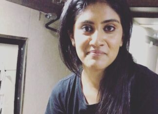 Dhanya Balakrishna Instagram - What's waiting on the other side of a tiring shoot? :) amaaazing fans who have waited hrs to get a picture.. will always always love u for ur support. Thank you..🙏🏽🙏🏽 #shoot #movies #telugu #telugumovie #actorslife #followingdreams video credit: @rationalramya