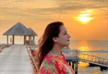 Dia Mirza Instagram - Blessed to be... One with Mother Earth... One with the Life Force that is the beginning of everything... Of all stories. Lullabies. Songs. Of new saplings. And the blossoming of hope. Blessed to cradle this purest of all dreams in my womb 🙏🏻🙏🏻🙏🏻 Photo by @vaibh_r ❤️ #SunsetKeDiVaNe @theboozybutton @frowpublicrelations 🦋 Maldives Islands