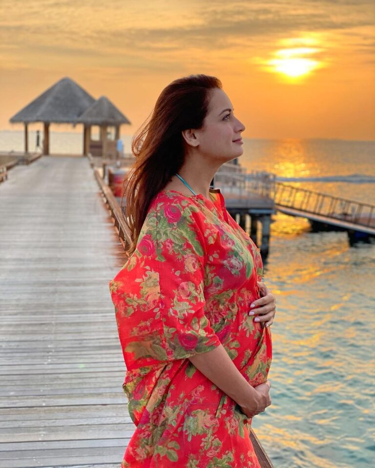 Dia Mirza Instagram - Blessed to be... One with Mother Earth... One with the Life Force that is the beginning of everything... Of all stories. Lullabies. Songs. Of new saplings. And the blossoming of hope. Blessed to cradle this purest of all dreams in my womb 🙏🏻🙏🏻🙏🏻 Photo by @vaibh_r ❤️ #SunsetKeDiVaNe @theboozybutton @frowpublicrelations 🦋 Maldives Islands