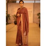 Dia Mirza Instagram - Absolutely delighted to have worn Taneira’s Bagru print saree on Banarasi and tussar silk, with an ajrakh block print and zardozi embroidery blouse, at The Fusion Edit during @Lakmefashionwk. Inspired by the grace, and elegance of Mother Nature, ‘The Fusion Edit’ by Taneira was a flawless blend of beauty, sustainability and traditions, representing the culmination of crafts wholly unique to India 😍💚🌏 #TheFusionEdit #TaneiraSarees #TraditionalWeaves #HandmadeinIndia #VocalforLocal #LakmeFashionWeek #LFW #5DaysOfFashion #FDCIxLFW #MiniPlayMegaSlay