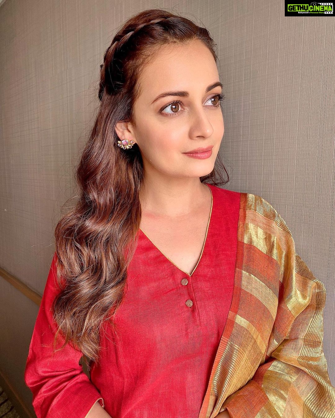 Dia Mirza Instagram - I see you 💛 Keeping our hearts open fills our lives with abundance. Celebrating the spirit of empathy and generosity of our 12 #BharatKeMahaveer’s! Thank you @anavila_m for this beautiful handwoven #Sustainable outfit, @tribebyamrapali for these earrings and @mypeepul for helping my team. Styled by @theiatekchandaney Assisted by @jia.chauhan MUH by @shraddhamishra8 #BharatKeMahaveer on @discovery @uninindia @niti.aayog India