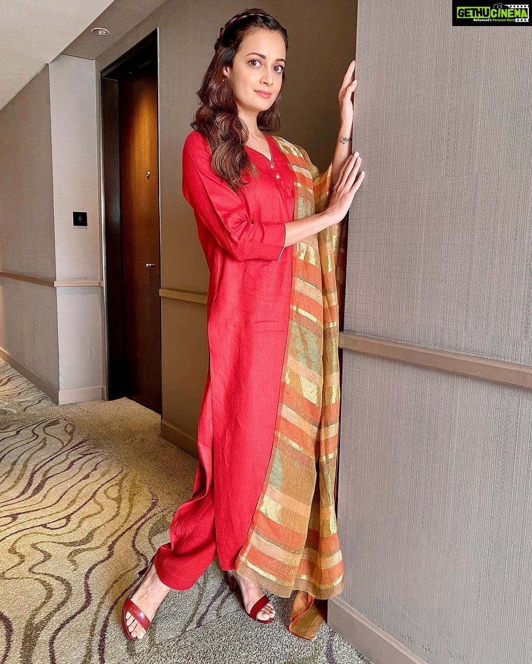 Dia Mirza Instagram - I see you 💛 Keeping our hearts open fills our lives with abundance. Celebrating the spirit of empathy and generosity of our 12 #BharatKeMahaveer’s! Thank you @anavila_m for this beautiful handwoven #Sustainable outfit, @tribebyamrapali for these earrings and @mypeepul for helping my team. Styled by @theiatekchandaney Assisted by @jia.chauhan MUH by @shraddhamishra8 #BharatKeMahaveer on @discovery @uninindia @niti.aayog India