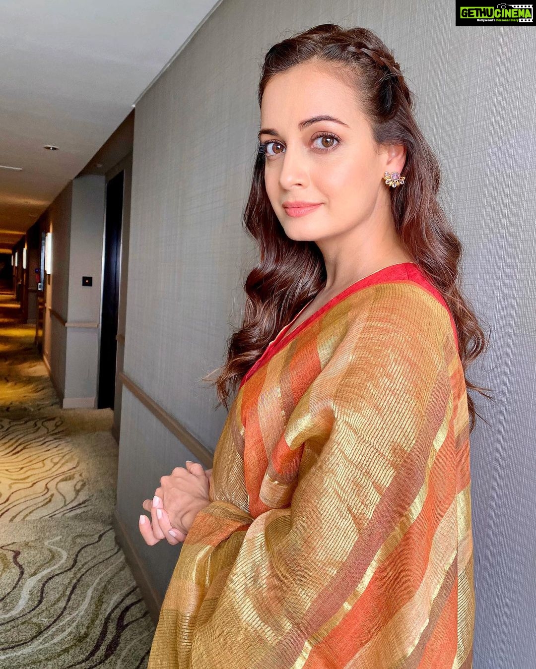 Dia Mirza Instagram - I see you 💛 Keeping our hearts open fills our lives with abundance. Celebrating the spirit of empathy and generosity of our 12 #BharatKeMahaveer’s! Thank you @anavila_m for this beautiful handwoven #Sustainable outfit, @tribebyamrapali for these earrings and @mypeepul for helping my team. Styled by @theiatekchandaney Assisted by @jia.chauhan MUH by @shraddhamishra8 #BharatKeMahaveer on @discovery @uninindia @niti.aayog India