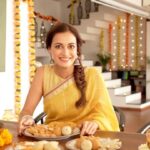 Dia Mirza Instagram - Diwali is all about the tasty food we eat, but this year its more than that. Making my Diwali brighter with @emamihealthyandtasty Smart Balance, India’s 1st oil with immunity boosters like Vitamin C. Ab Hoga ✨🌸 #HarNivalaImmunityWala aur #YehDiwaliImmunityWali #EmamiHealthyandTasty #EmamiSmartBalanceoil #EmamiSmartBalance