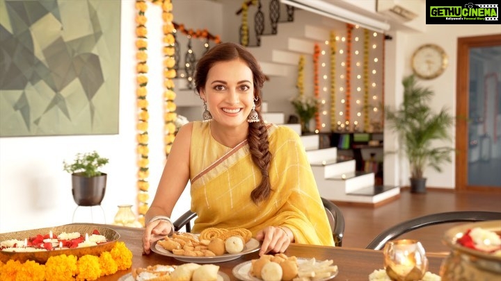 Dia Mirza Instagram - Diwali is all about the tasty food we eat, but this year its more than that. Making my Diwali brighter with @emamihealthyandtasty Smart Balance, India’s 1st oil with immunity boosters like Vitamin C. Ab Hoga ✨🌸 #HarNivalaImmunityWala aur #YehDiwaliImmunityWali #EmamiHealthyandTasty #EmamiSmartBalanceoil #EmamiSmartBalance