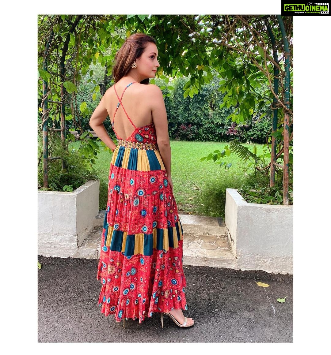 Dia Mirza Instagram - Was fun to dress up for the vivacious @kareenakapoorkhan’s show #WhatWomenWant 🌸 Tune in to our chat soon on @radiomirchi @filmy.mirchi ✨ Outfit by @shopverb Earrings by @viangevintage Styled by @theiatekchandaney Assisted by @jia.chauhan HMU by @shraddhamishra8 Photo also by @shraddhamishra8 💛🦋 India