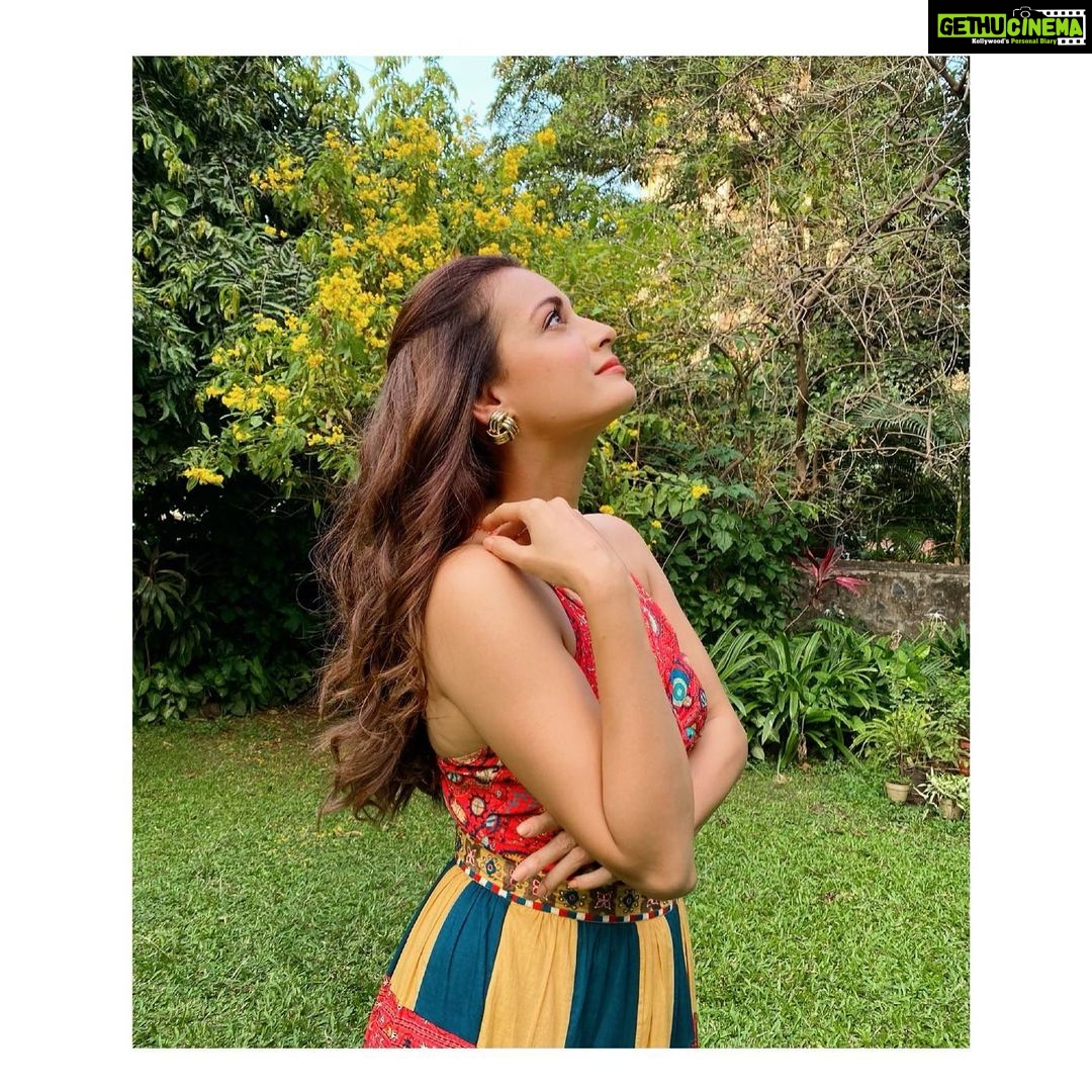 Dia Mirza Instagram - Was fun to dress up for the vivacious @kareenakapoorkhan’s show #WhatWomenWant 🌸 Tune in to our chat soon on @radiomirchi @filmy.mirchi ✨ Outfit by @shopverb Earrings by @viangevintage Styled by @theiatekchandaney Assisted by @jia.chauhan HMU by @shraddhamishra8 Photo also by @shraddhamishra8 💛🦋 11-11-2020