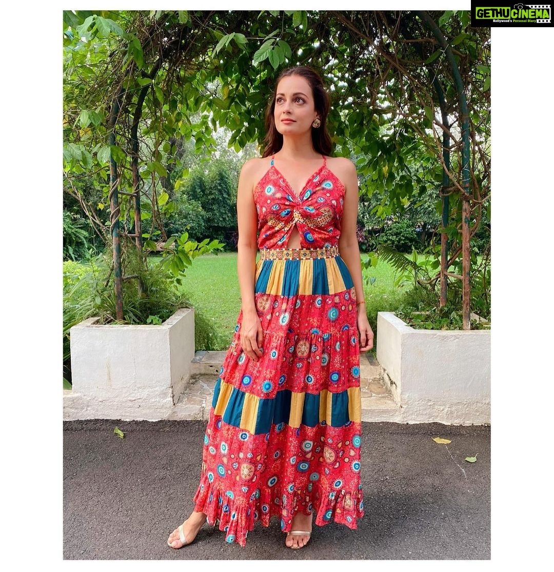 Dia Mirza Instagram - Was fun to dress up for the vivacious @kareenakapoorkhan’s show #WhatWomenWant 🌸 Tune in to our chat soon on @radiomirchi @filmy.mirchi ✨ Outfit by @shopverb Earrings by @viangevintage Styled by @theiatekchandaney Assisted by @jia.chauhan HMU by @shraddhamishra8 Photo also by @shraddhamishra8 💛🦋 India